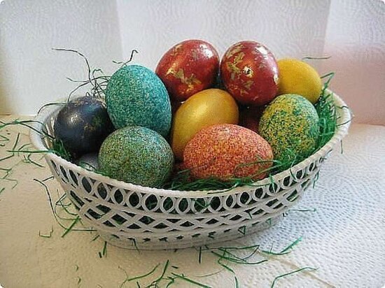 Сделать красивые пасхальные яйца вам поможет обычная краска и рис!